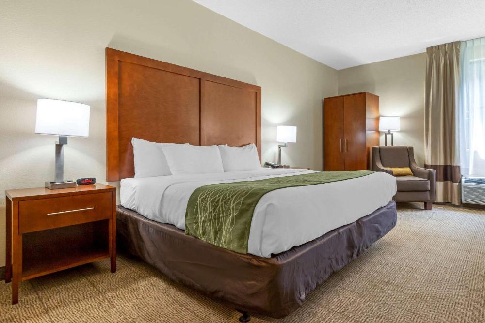 King Room - Accessible/Non-Smoking interior